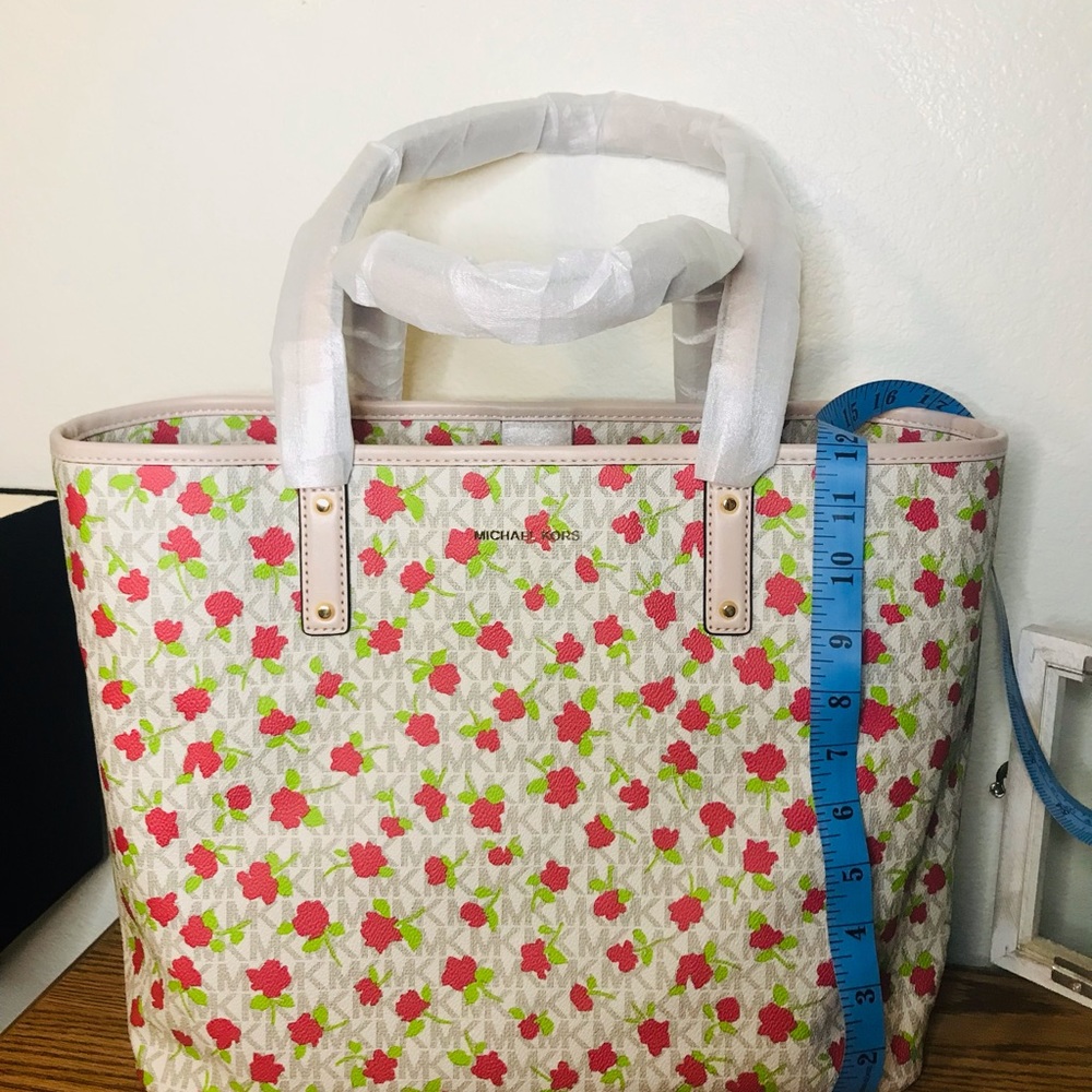 Michael Kors Tote (Authentic) - Picture 7 of 15
